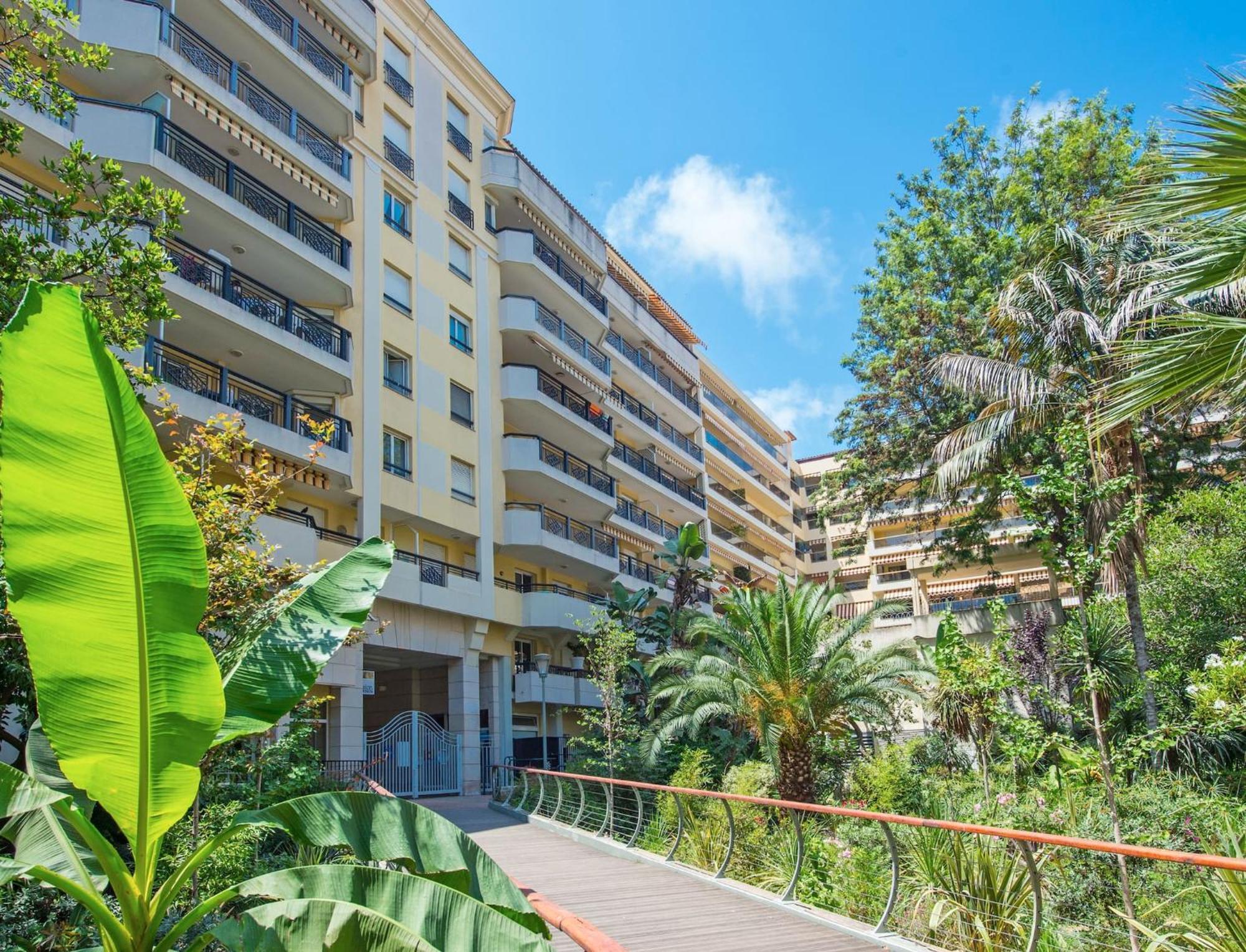 Splendide 2 Pieces Vue Jardin, Calme, Plein Centre