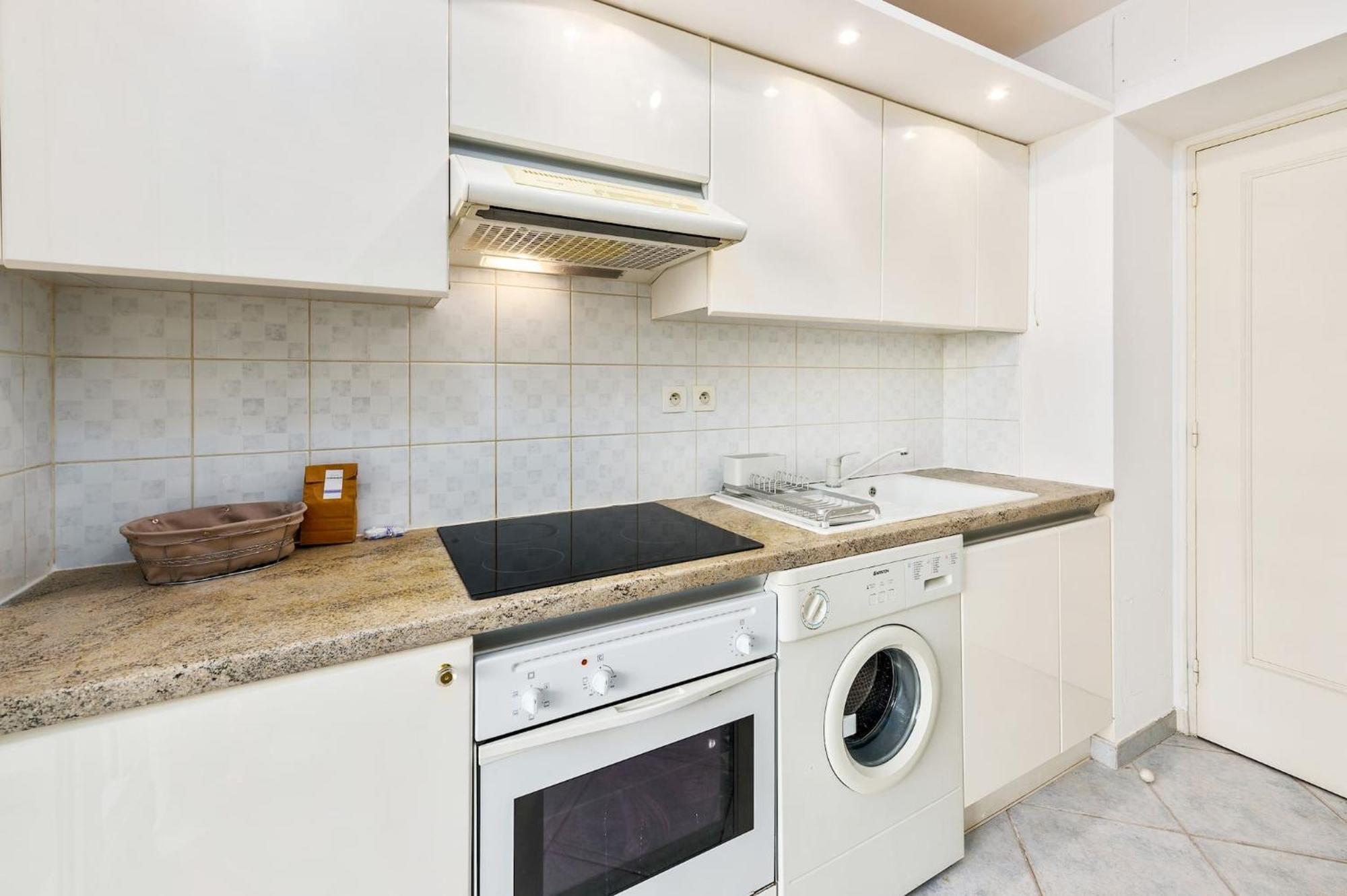 Splendide 2 Pieces Vue Jardin, Calme, Plein Centre Menton